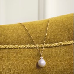 C�leste vedh�ng i guld med brillanter og hvid kulturperle fra Mads Z