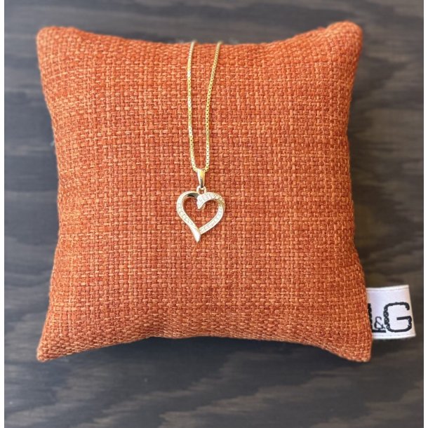 L&G hjertevedh�ng i 8 kt guld med zirkonia og forgyldt k�de