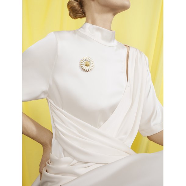 Daisy mindebroche i forgyldt slv med hvid emalje fra Georg Jensen