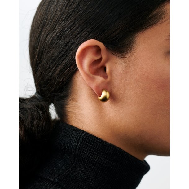 Small Echo hoops i forgyldt messing fra Pernille Corydon