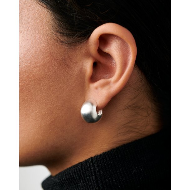 Echo hoops i forslvet messing fra Pernille Corydon