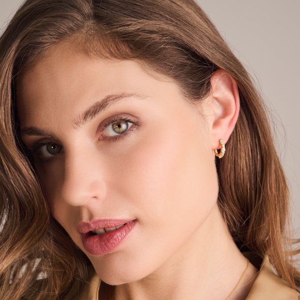 Ellera Ovale Medio creoler i forgyldt slv med zirkoner fra Sif Jakobs