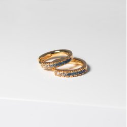 Ellera Medio creoler i forgyldt slv med bl zirkoner fra Sif Jakobs