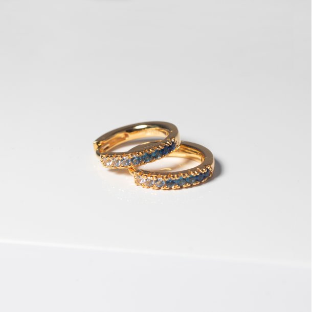 Ellera Medio creoler i forgyldt slv med bl zirkoner fra Sif Jakobs