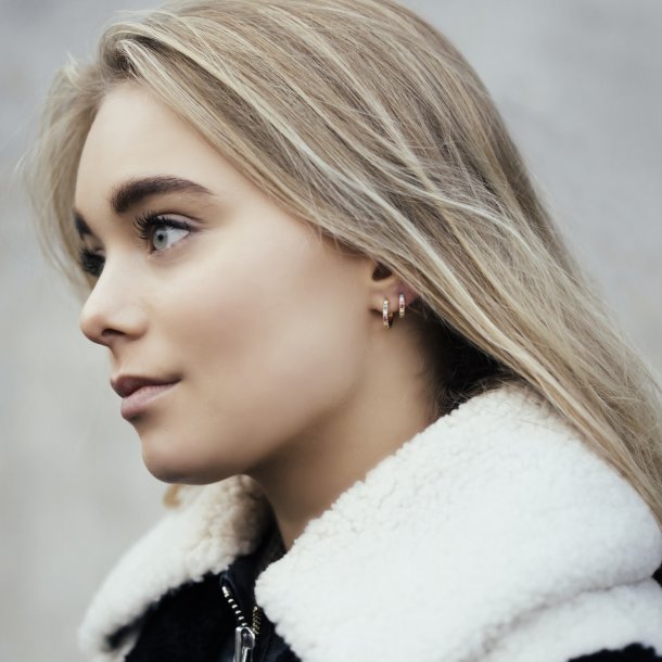 Ellera Medio creoler i forgyldt slv med multifarvede zirkoner fra Sif Jakobs