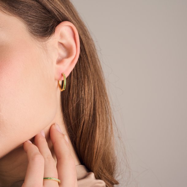 Ellera Grande creoler i forgyldt slv med grnne zirkoner fra Sif Jakobs