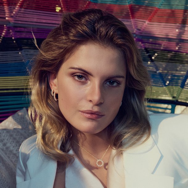 Ellera Perla Medio creoler i forgyldt slv med perler fra Sif Jakobs