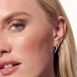 Ellera Waves Medio creoler i forgyldt slv med zirkoner fra Sif Jakobs