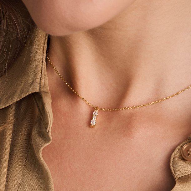 Ellera Ovale Piccolo halskde i forgyldt slv med zirkoner fra Sif Jakobs