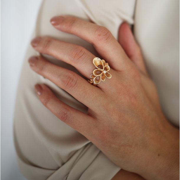 Violina ring, mellem, i guld m. diamant fra Per Borup Design