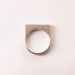 Linea ring i slv med zirkoner fra Julie Sandlau - str. 54