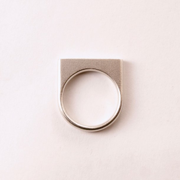 Linea ring i slv med zirkoner fra Julie Sandlau - str. 54