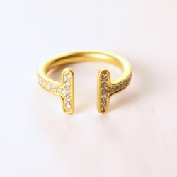 Linea ring i forgyldt slv med zirkoner fra Julie Sandlau - str. 52