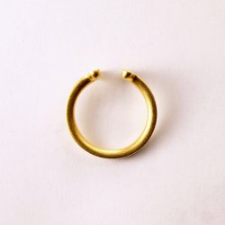 Linea ring i forgyldt slv med zirkoner fra Julie Sandlau - str. 52