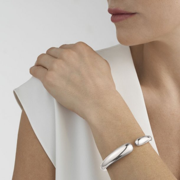 Mercy hngslet armring i slv fra Georg Jensen