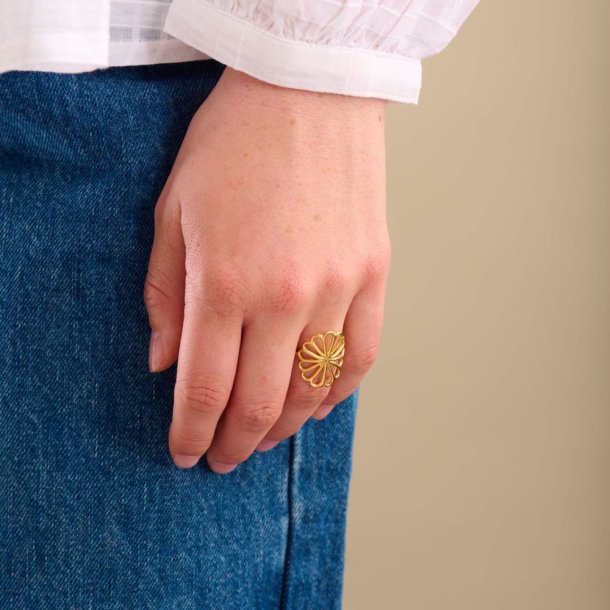 Stor Bellis ring i forgyldt slv fra Pernille Corydon