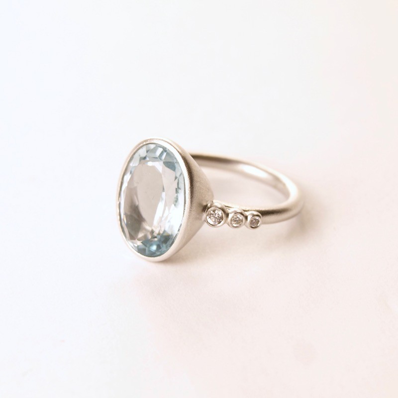 Sandlau - Blossom ring med lyseblå facetslebet krystal Julie Sandlau - A. Madsen Guld Sølv - Ure